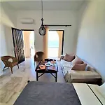 Modern Ground Floor On The Pebbles Apartment