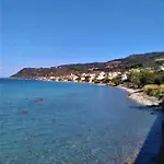 Modern Ground Floor On The Pebbles Paralia Platanou