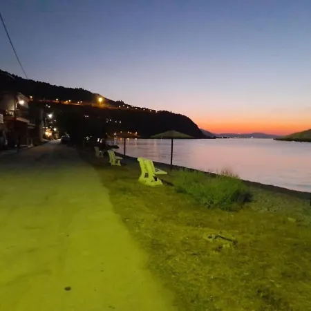 Modern Ground Floor On The Pebbles 아파트