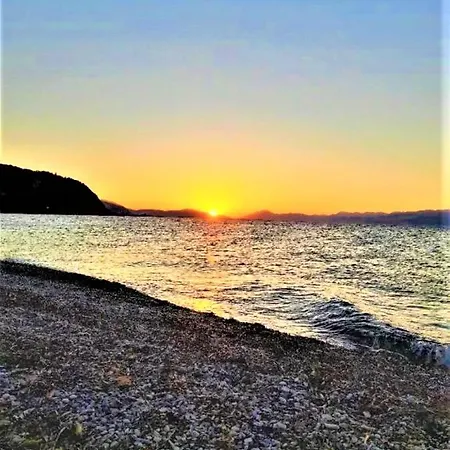 Modern Ground Floor On The Pebbles 아파트 *