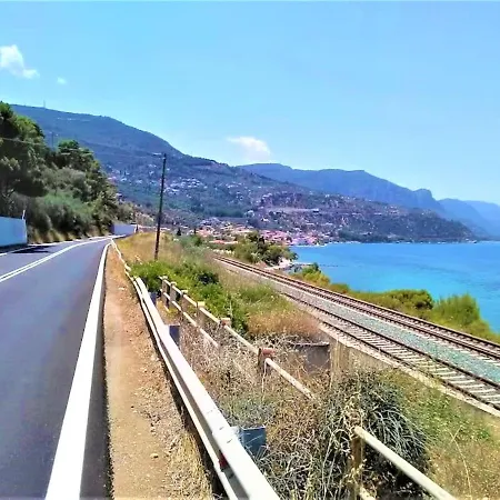 Modern Ground Floor On The Pebbles 아파트 *