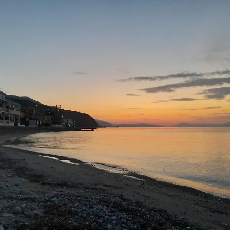 Modern Ground Floor On The Pebbles 아파트 *