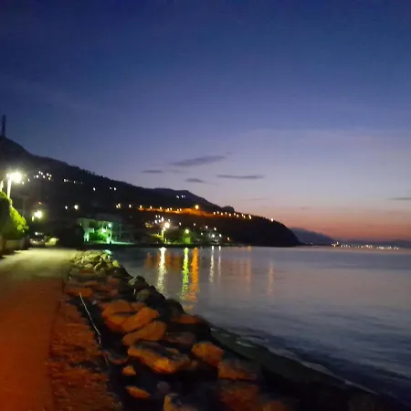 Modern Ground Floor On The Pebbles 아파트