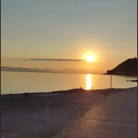 Modern Ground Floor On The Pebbles Paralia Platanou