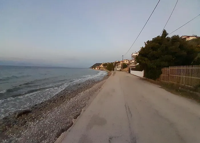 Modern Ground Floor On The Pebbles Paralia Platanou