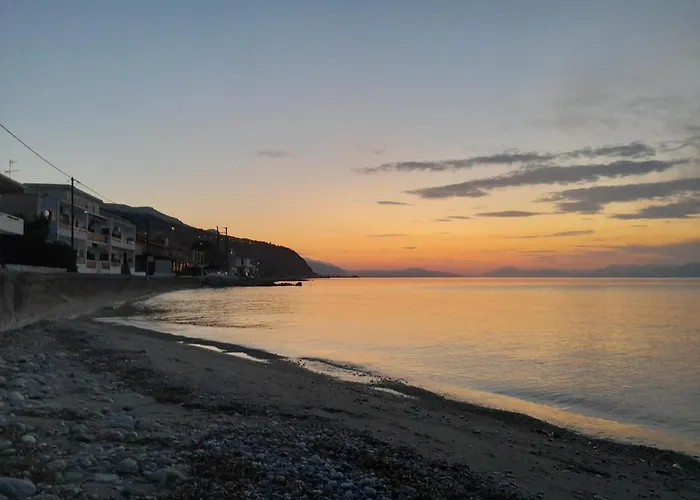 Modern Ground Floor On The Pebbles Paralia Platanou