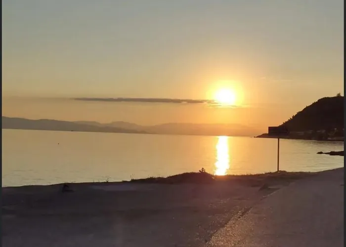 Modern Ground Floor On The Pebbles Paralia Platanou